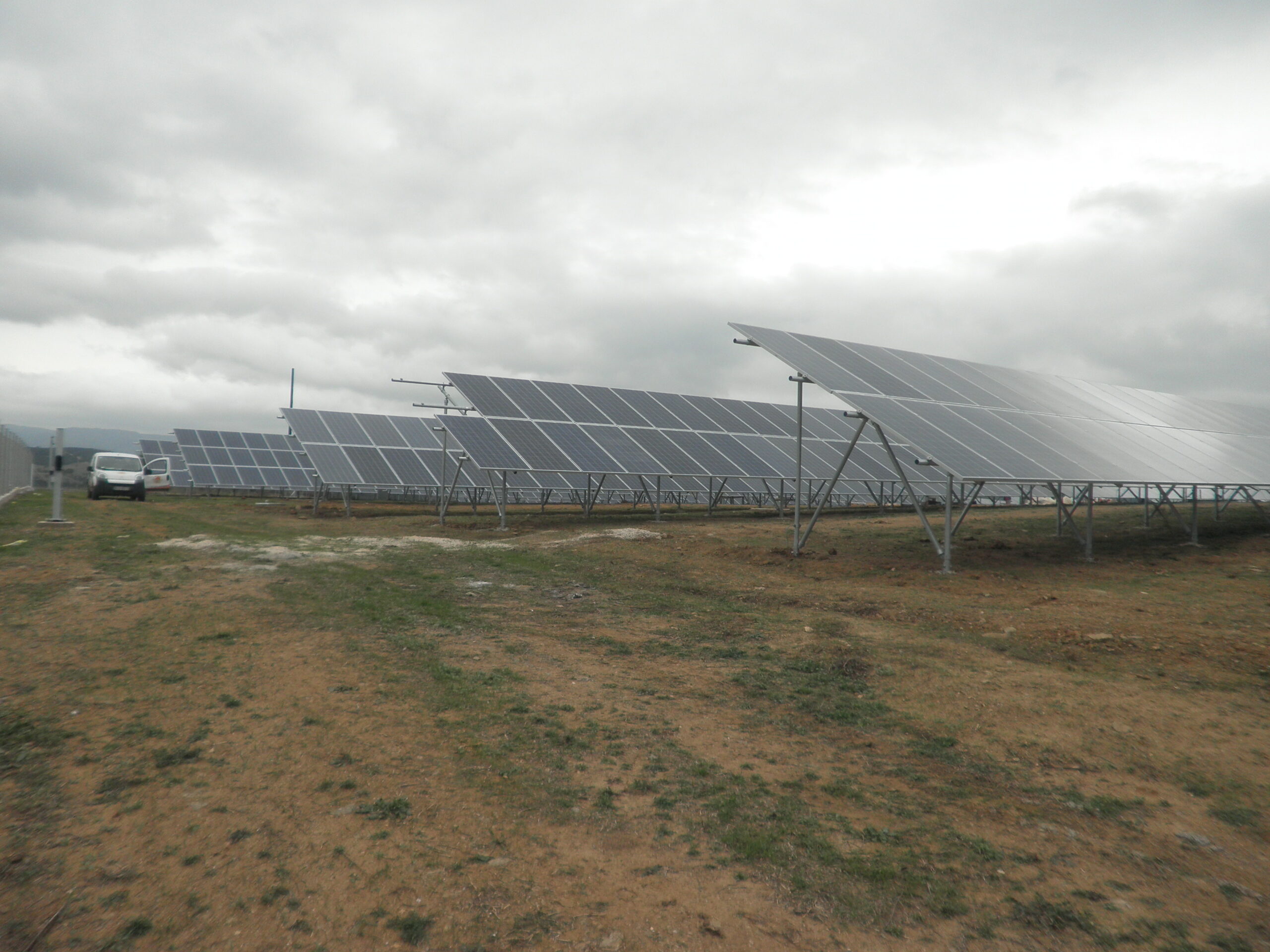 ΔΙΑΣΥΝΔΕΔΕΜΕΝΟ ΦΩΤΟΒΟΛΤΑΪΚΟ ΣΥΣΤΗΜΑ ΜΕ ΣΤΑΘΕΡΕΣ ΒΑΣΕΙΣ